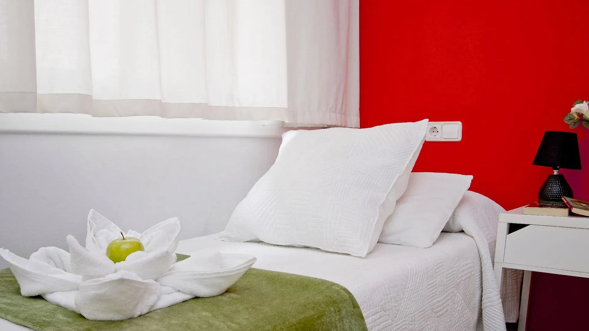 Barcelona City North Hostal Гостевой дом