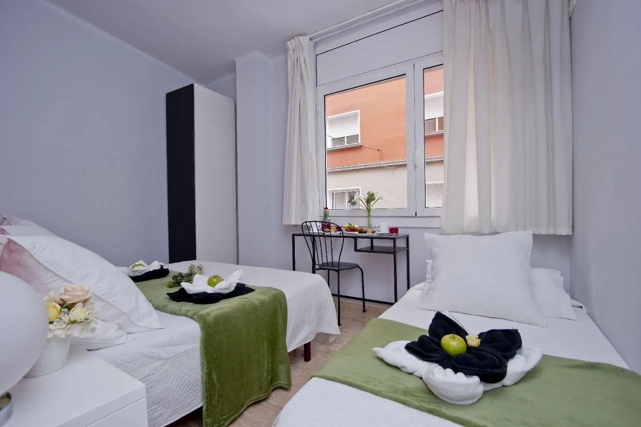 Barcelona City North Hostal Гостевой дом