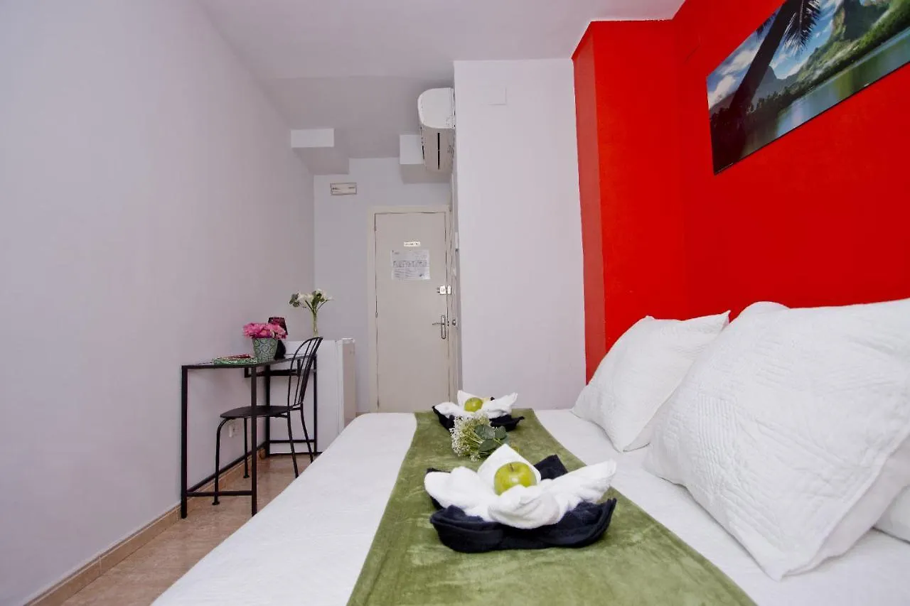 Barcelona City North Hostal Гостевой дом