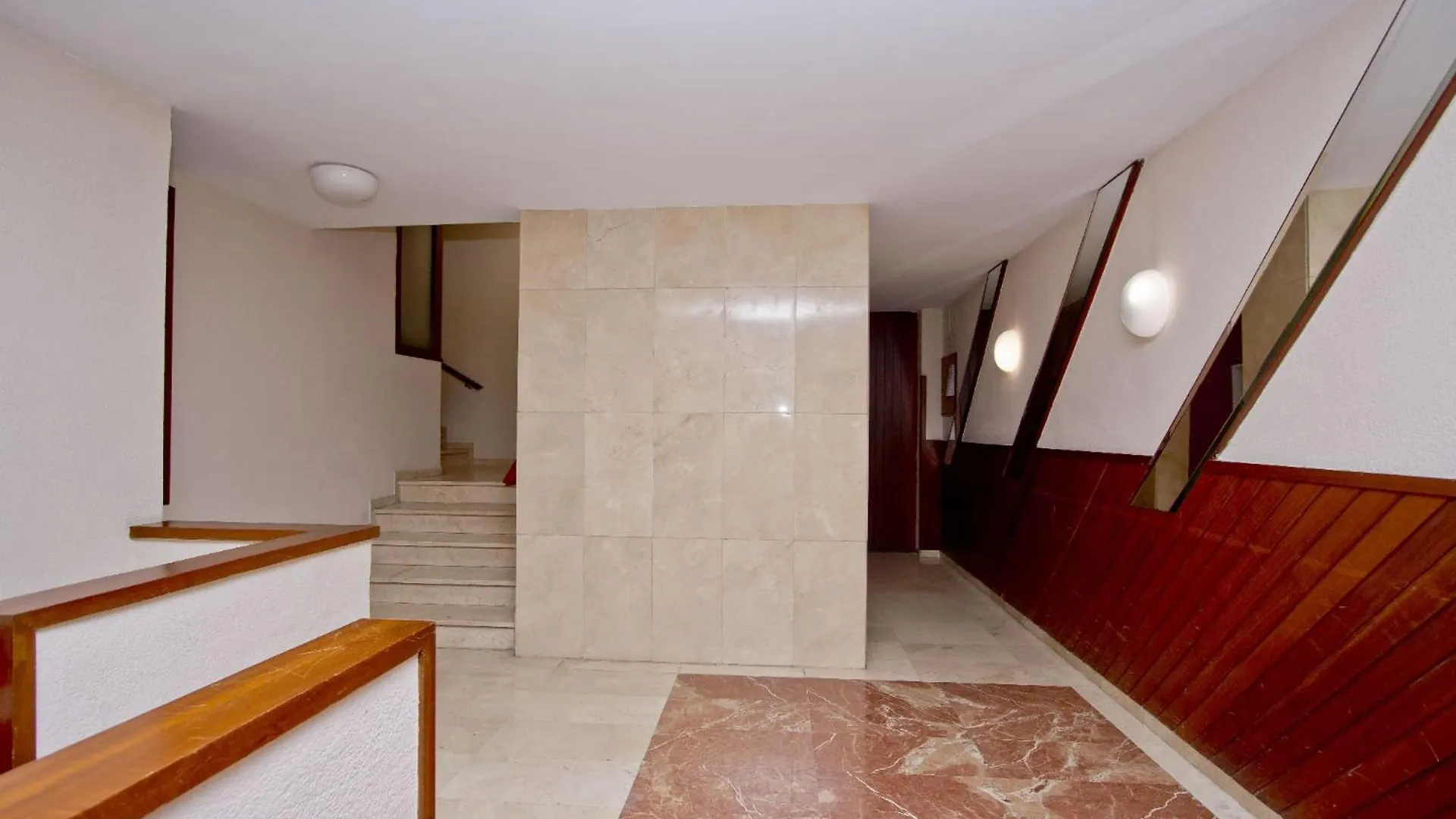 Barcelona City North Hostal Гостевой дом