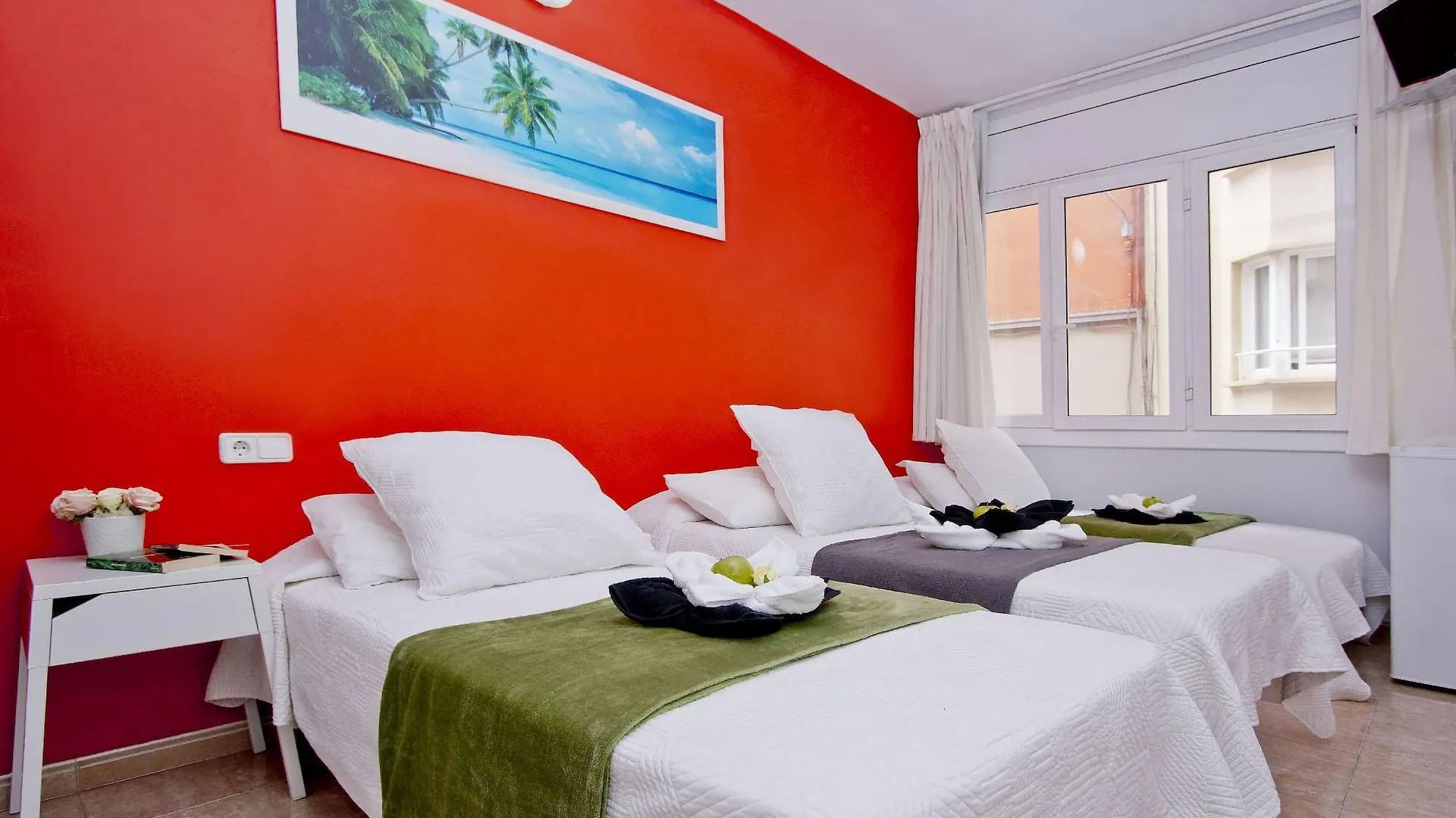 Barcelona City North Hostal Гостевой дом