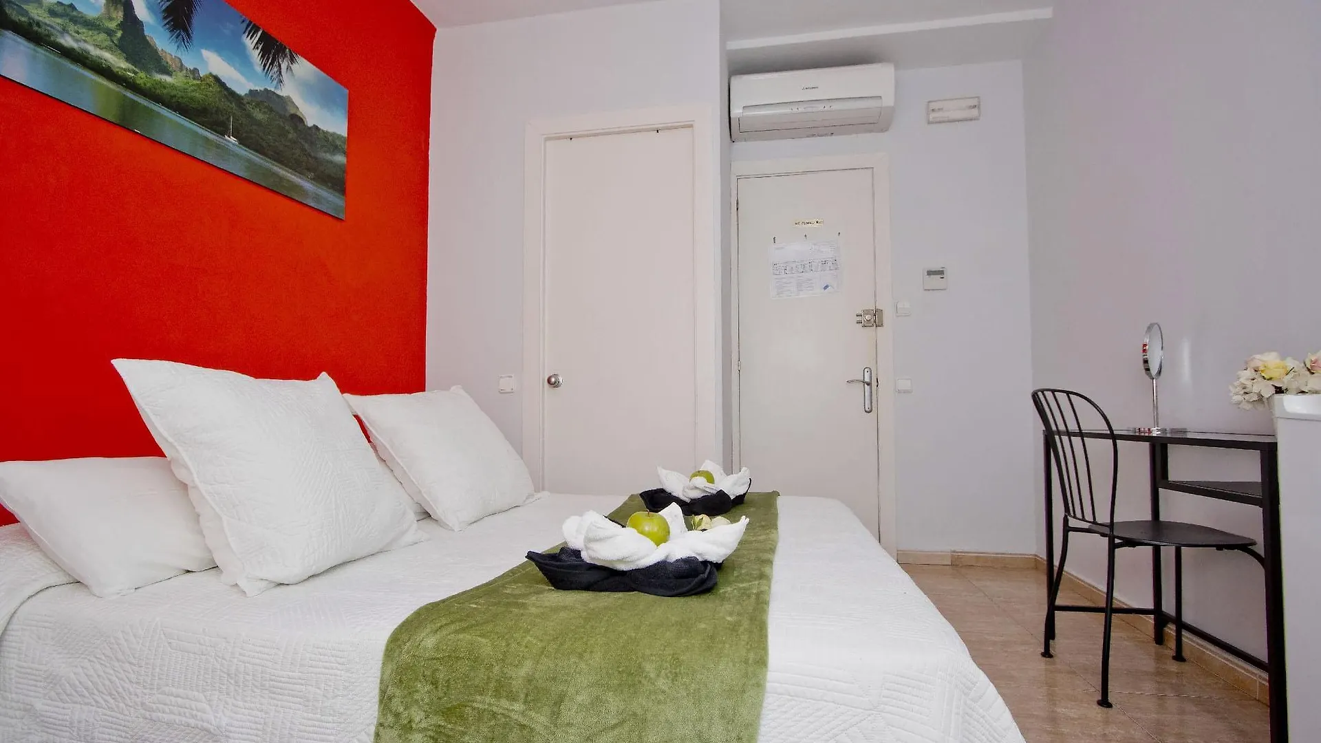 Barcelona City North Hostal 2*,