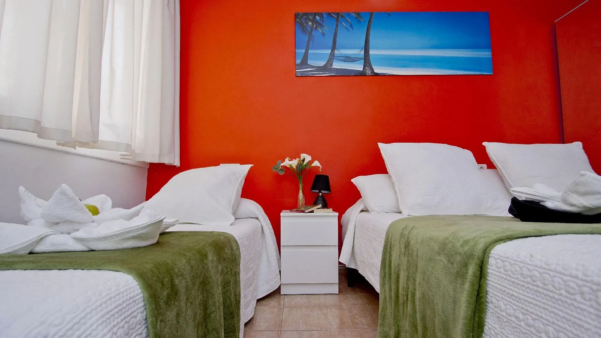 Barcelona City North Hostal Гостевой дом