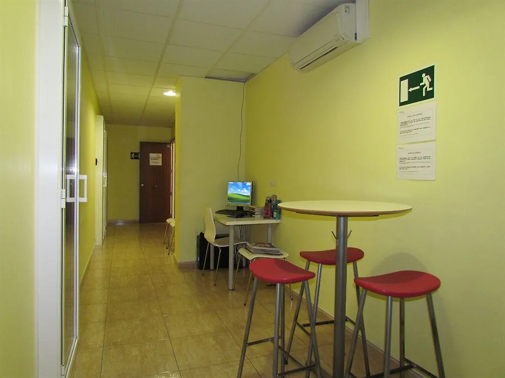 Barcelona City North Hostal Гостевой дом